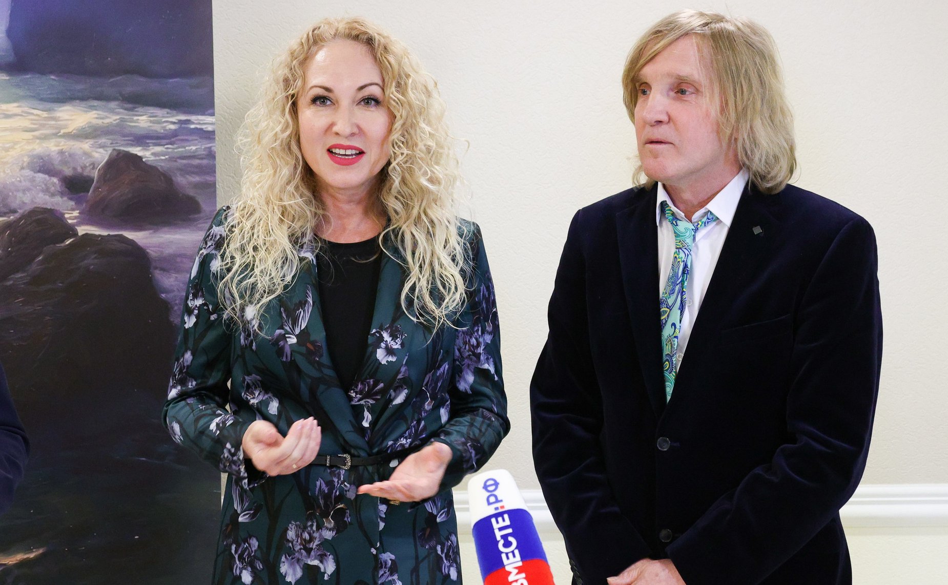 В Совете Федерации состоялось открытие выставки произведений живописи «Цветные письма в будущее»