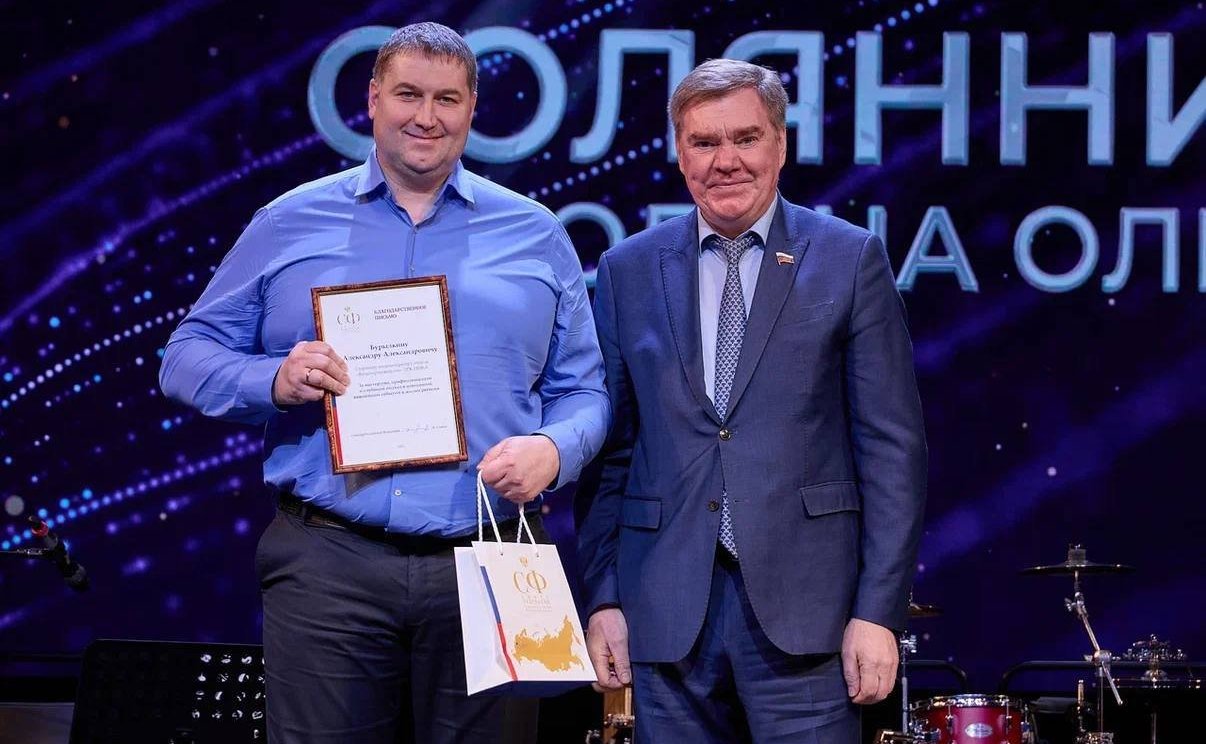 В честь Дня российской печати Александр Савин вручил благодарственные письма представителям СМИ