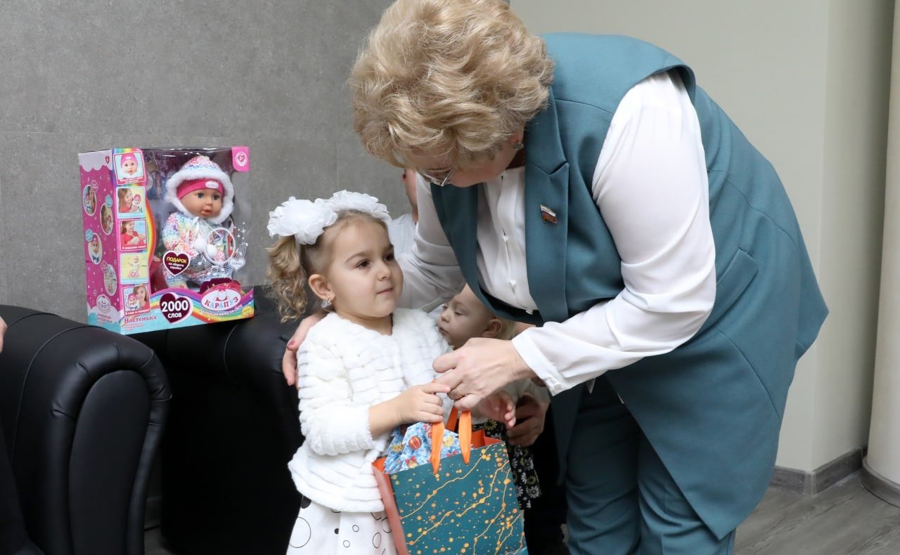 Оксана Хлякина приняла участие в благотворительной новогодней акции «Ёлка желаний»