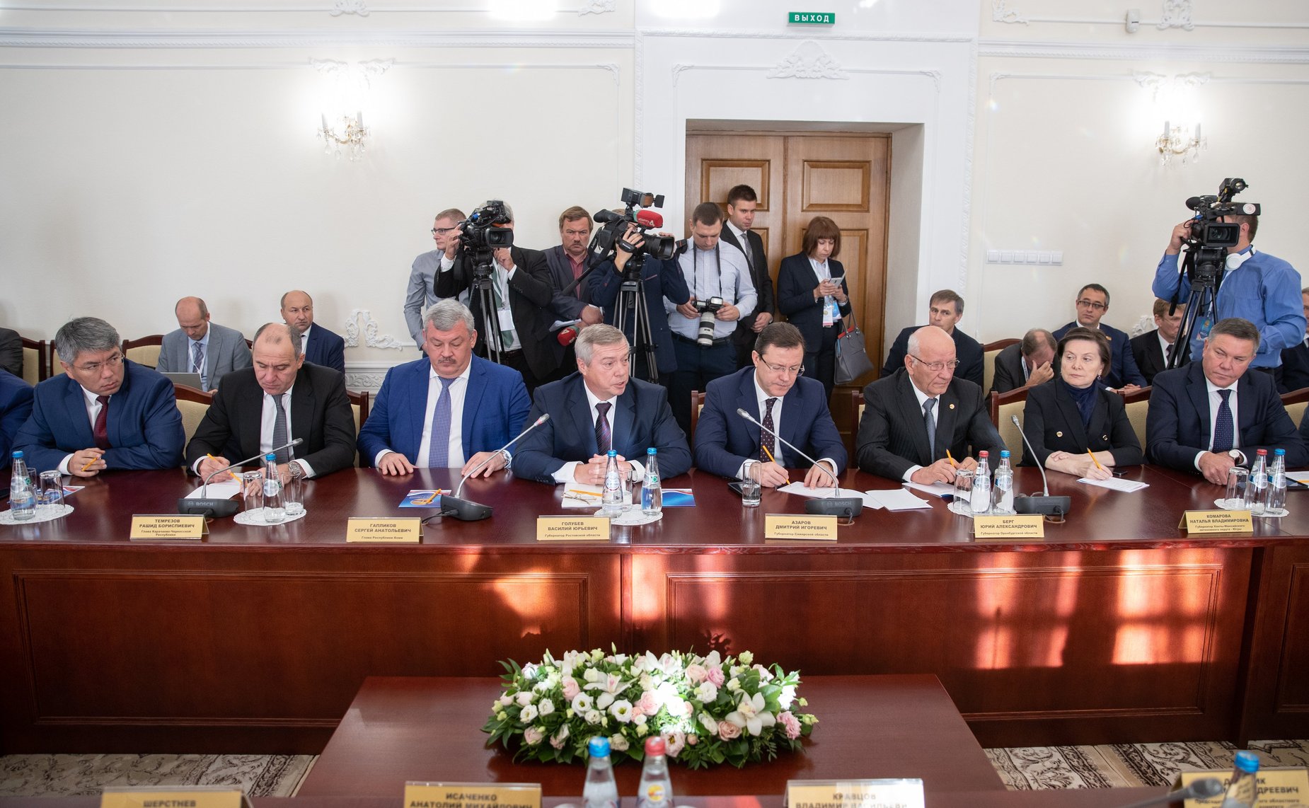 В. Матвиенко и М. Мясникович провели совместную встречу с руководителями субъектов России и Беларуси