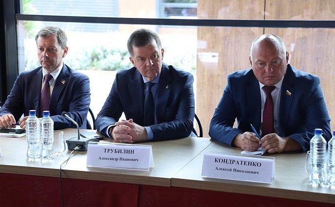 Алексей Кондратенко побывал на одном из крупнейших предприятий – агрофирме «Южной» в Таманском сельском поселении и принял участие в совещании, посвященном развитию виноградарства и виноделия как ключевой отрасли для экономики Краснодарского края