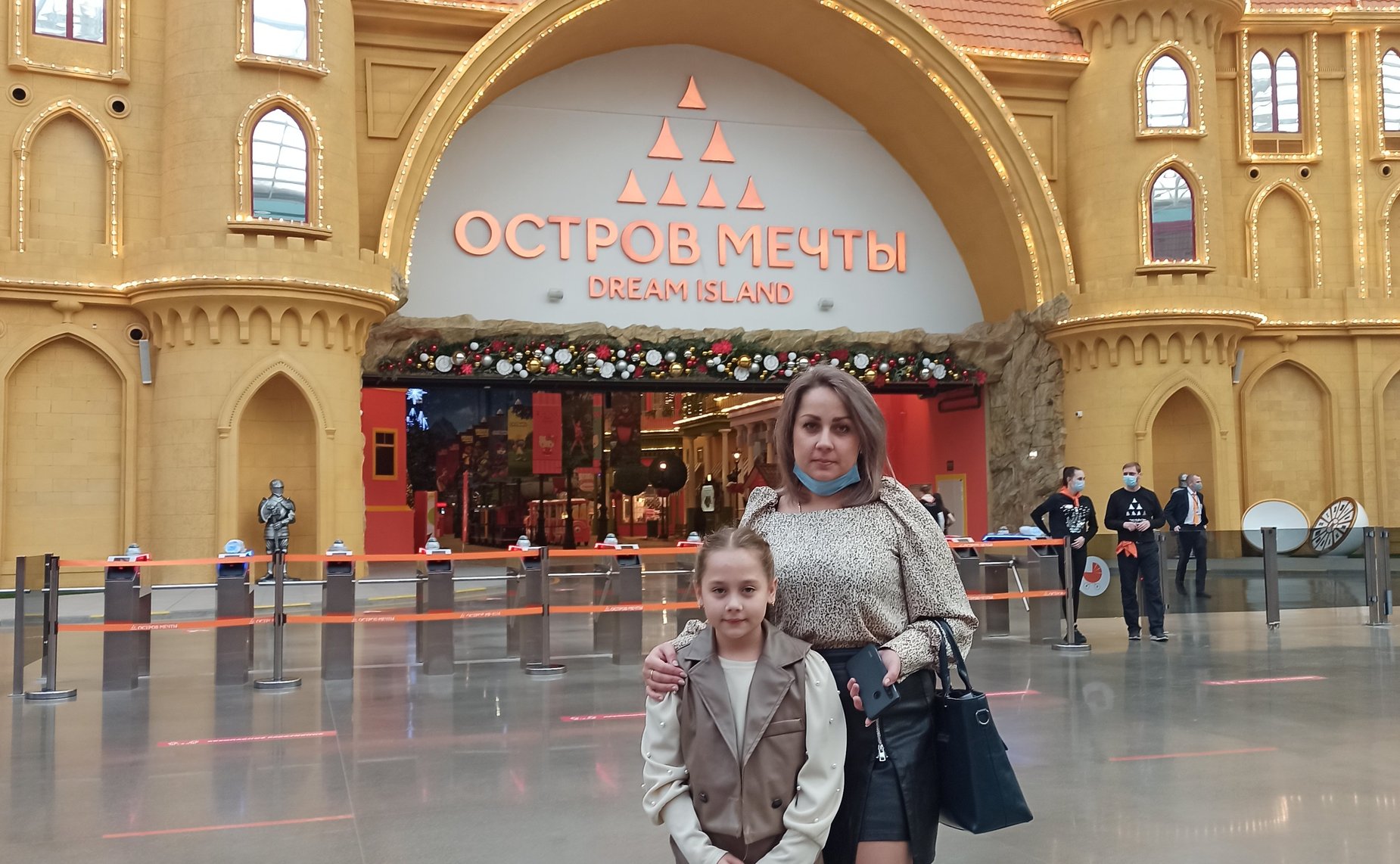 Олег Алексеев исполнил новогодние желания детей Саратовской области