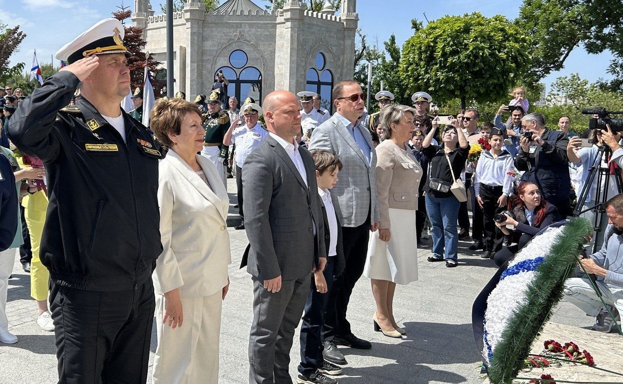 Екатерина Алтабаева приняла участие в торжественной церемонии возложения цветов к памятнику Александру Ивановичу Казарскому