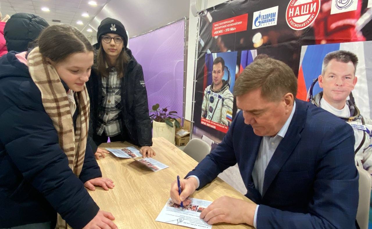 Александр Савин в регионе принял участие открытии хоккейного матча, посвященного 90-летию со дня рождения первого космонавта планеты Юрия Гагарина