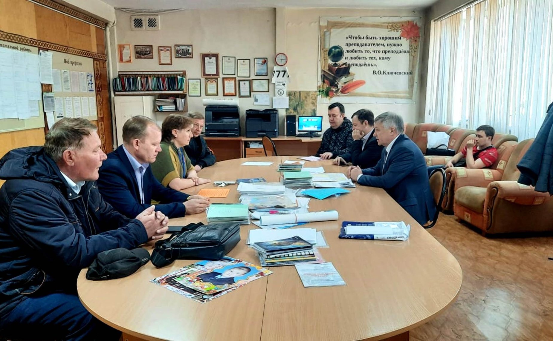 Сергей Михайлов в рамках парламентского контроля проверил ход капитального ремонта в школе № 27 в Чите