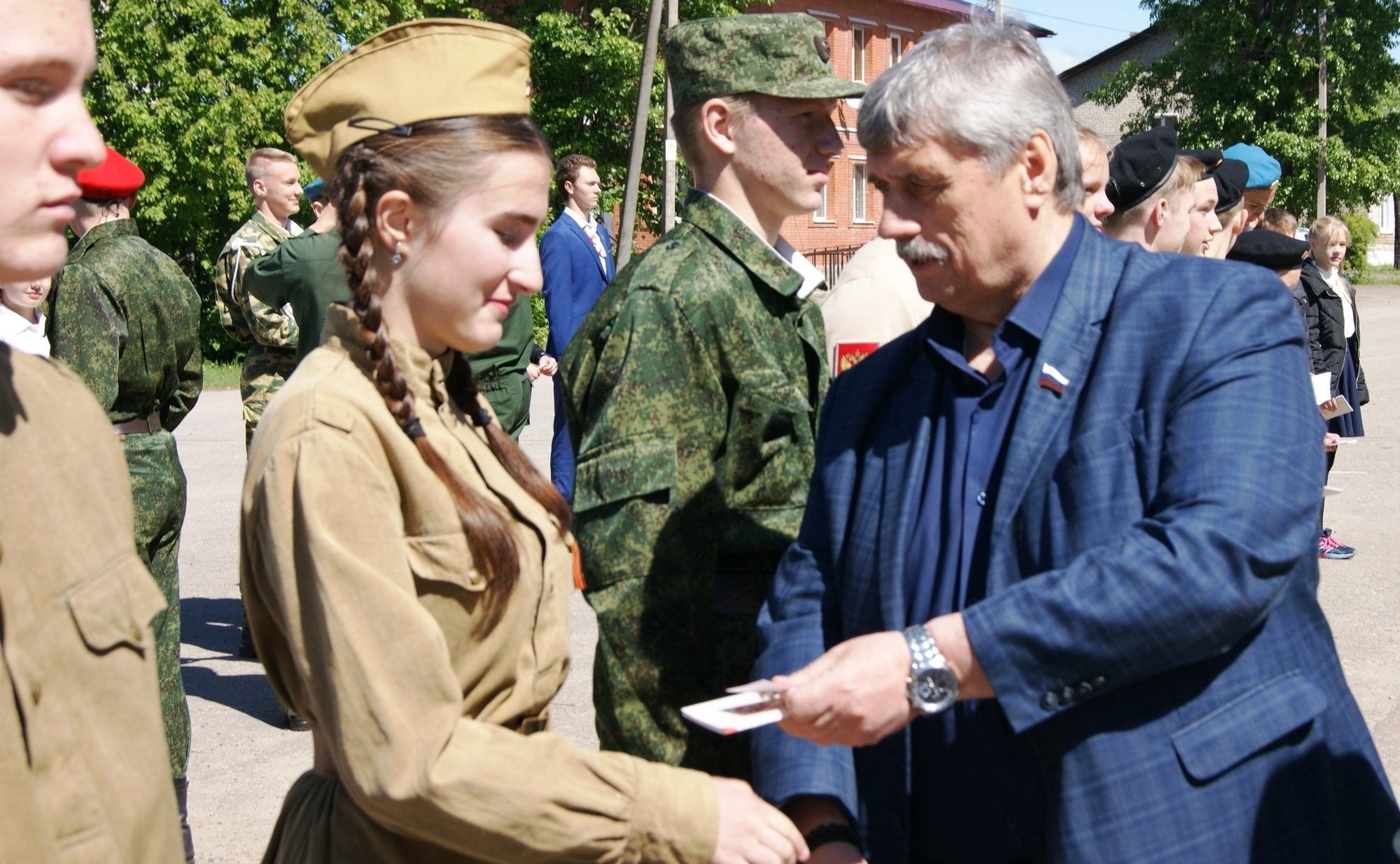 Михаил Козлов принял участие в торжественной церемонии вступления школьников в отряд юнармейцев
