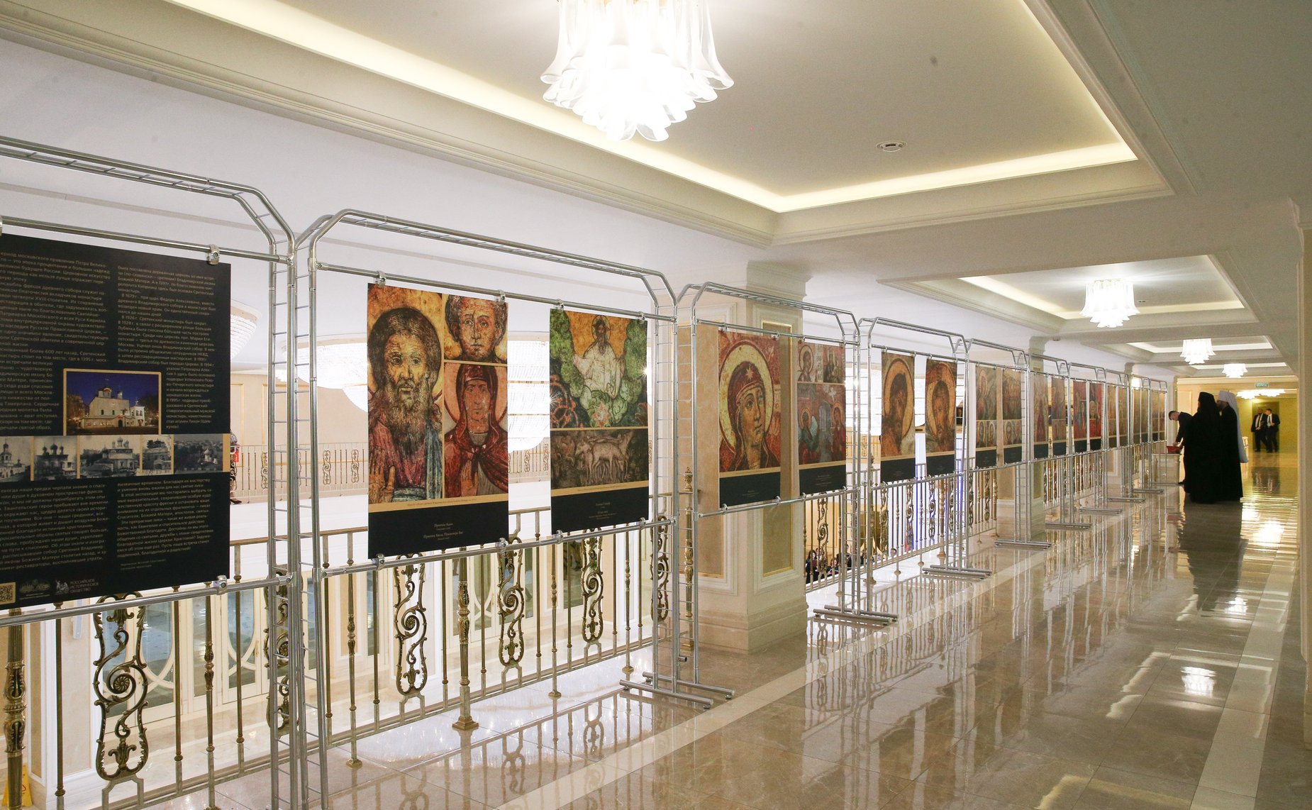 В Совете Федерации проходит выставка, посвященная итогам реставрации росписи собора Сретения Владимирской иконы Божией Матери Сретенского монастыря