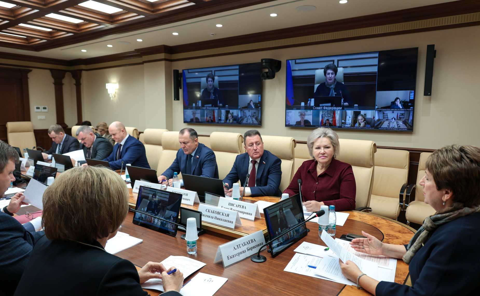 Совещание Комитета СФ по науке, образованию и культуре совместно с Комитетом СФ по экономической политике «Об организации в субъектах Российской Федерации перевозок детей школьными автобусами»