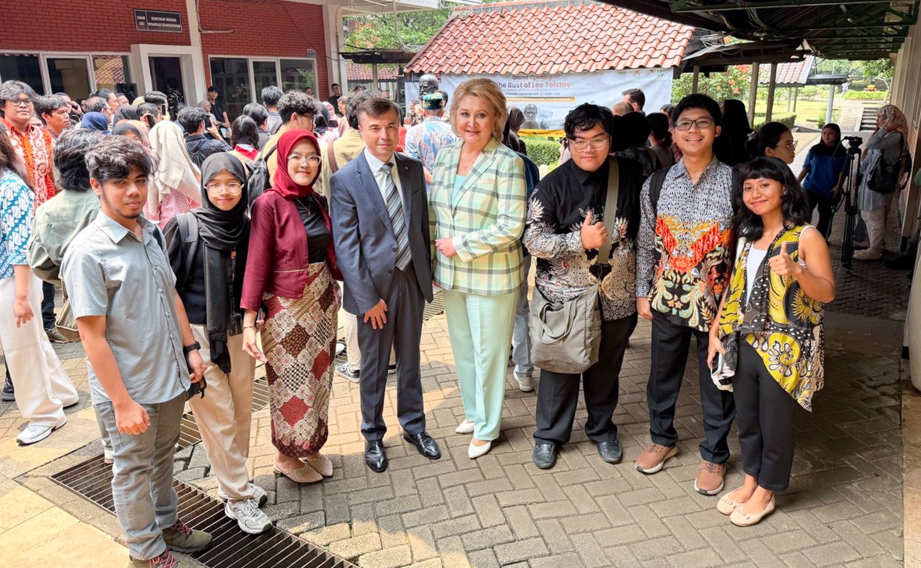 Делегация Совета Федерации в Университете Индонезии в Джакарте приняла участие в церемонии открытия бюста Л.Н. Толстому