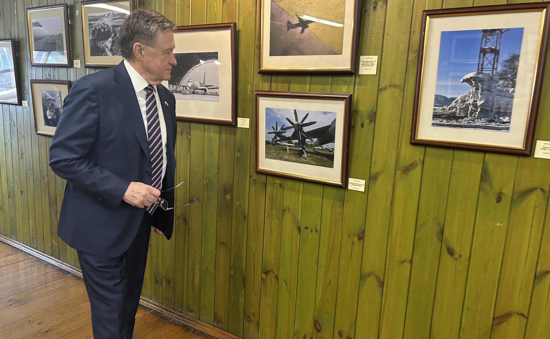 Сергей Рябухин в ходе рабочей поездки посетил музей «Симбирская фотография» где открылась новая выставка «Крылья»