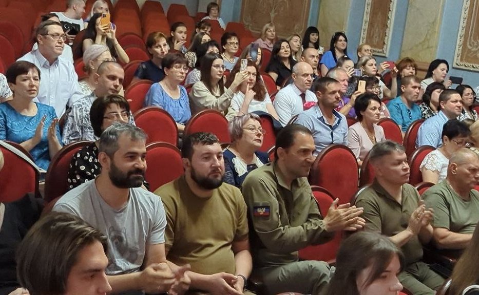 Андрей Хапочкин поздравил выпускников школ Донбасса с получением аттестатов