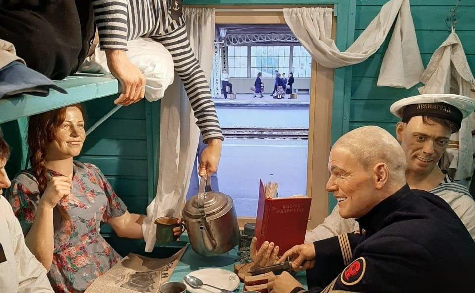 Сергей Березкин вместе с ветераном Великой Отечественной войны Владимиром Задворочным посетил передвижной музей «Поезд Победы» в Ярославле