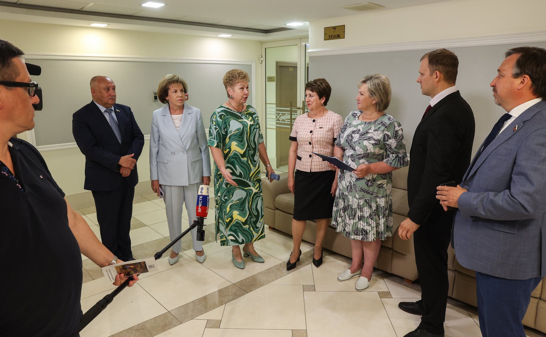 Открытие в Совете Федерации выставки художника-живописца Ильи Лысенкова «Под небом одним»