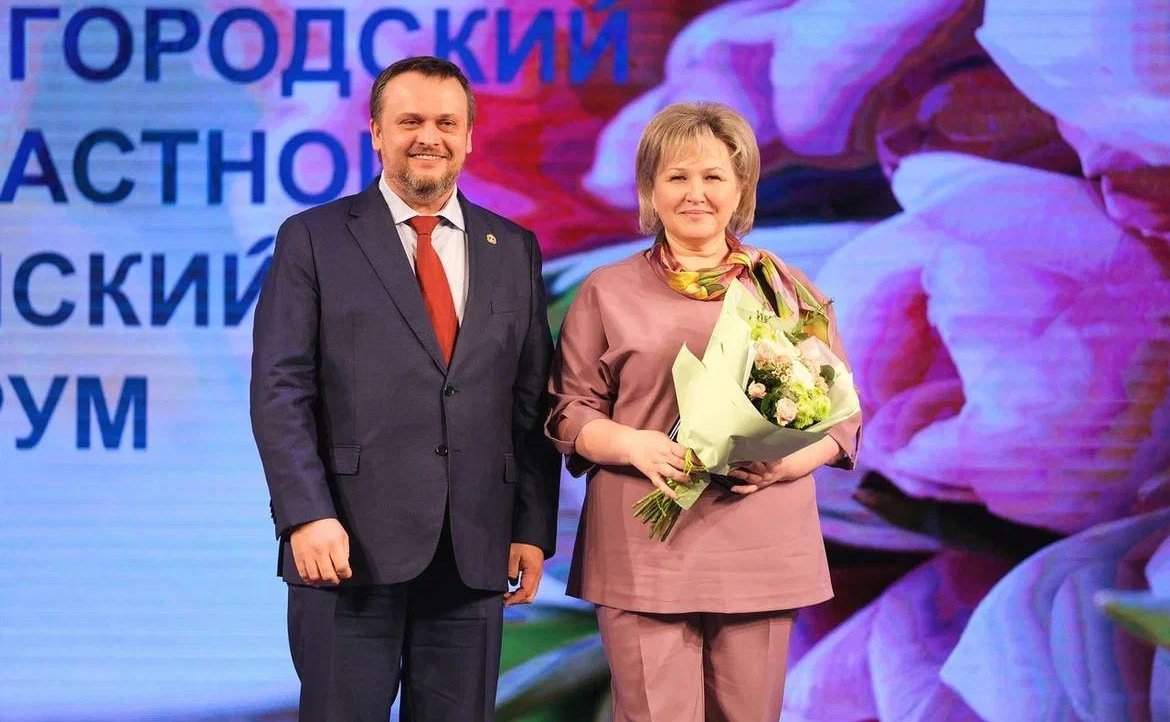 Вручение наград участницам волонтерского движения, специалистам различных отраслей за вклад в развитие области