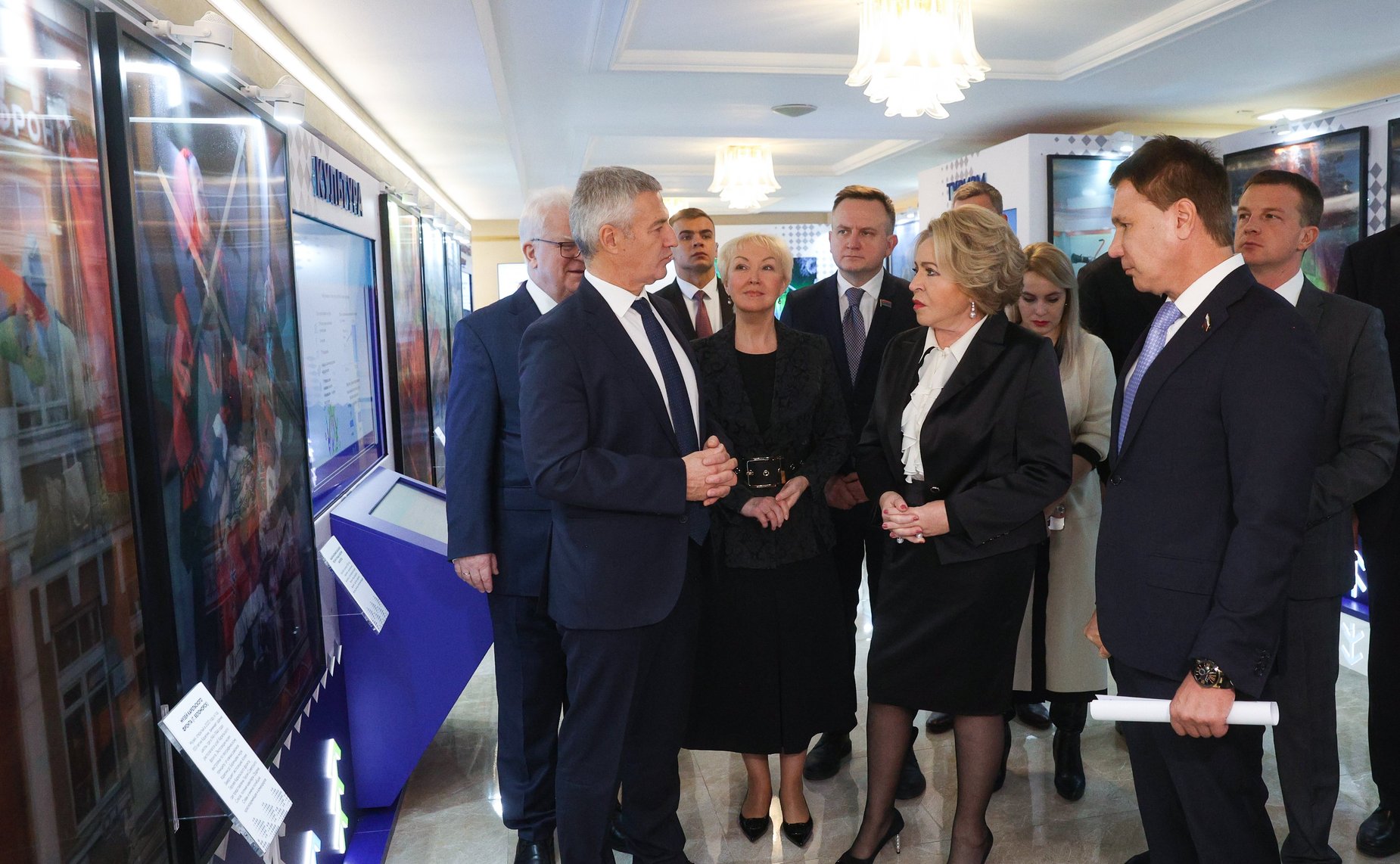 Валентина Матвиенко и Артур Парфенчиков осмотрели выставку, посвященную истории, культуре и перспективным направлениям развития Республики Карелия