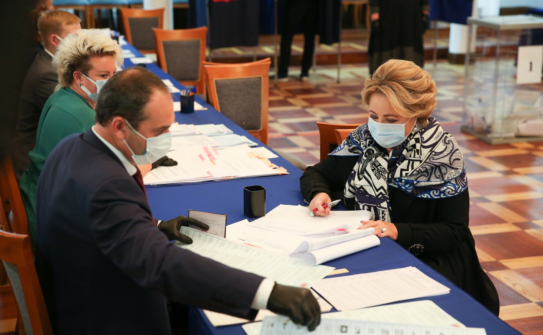 Председатель СФ Валентина Матвиенко приняла участие в голосовании на выборах в Государственную Думу