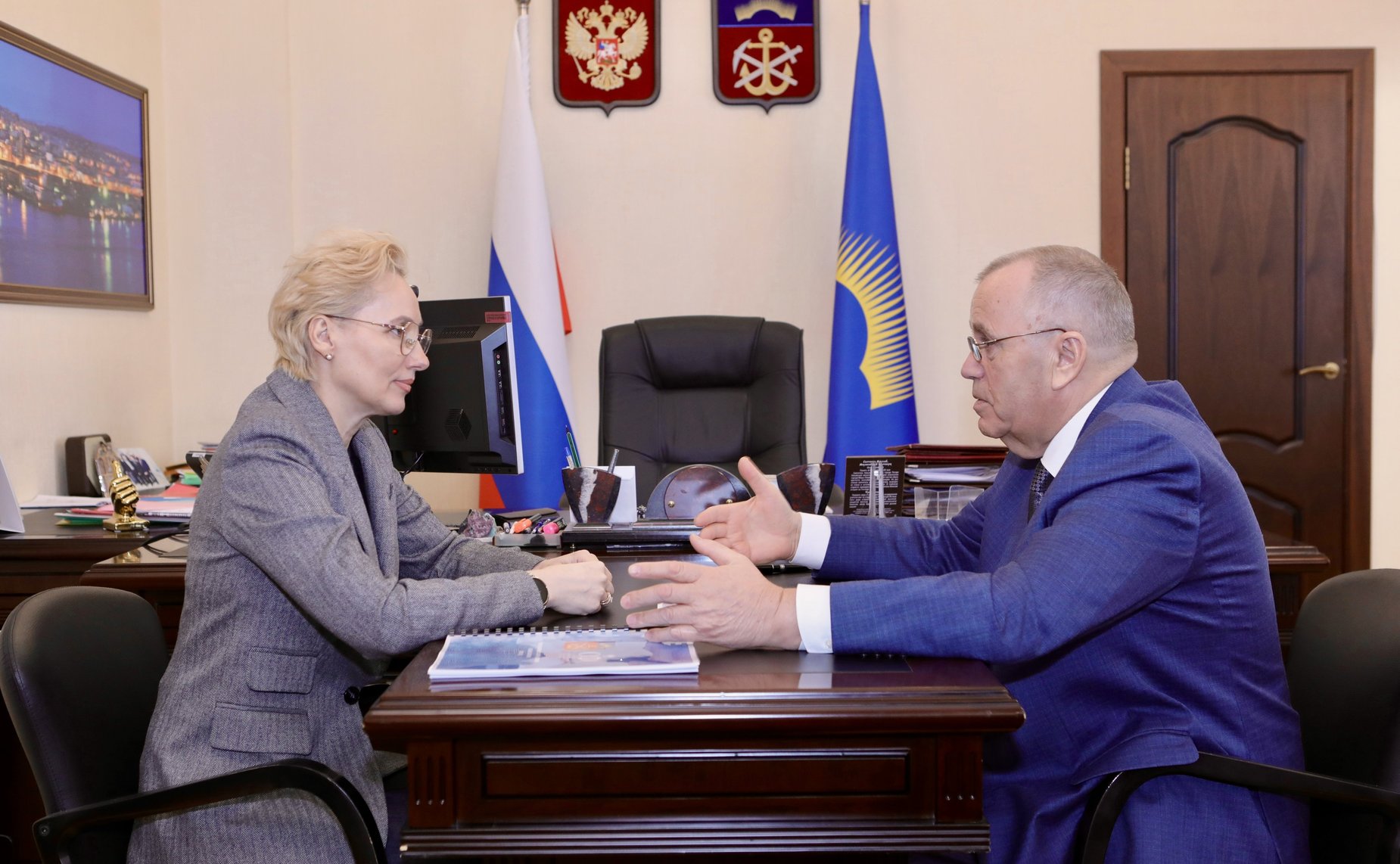 Татьяна Сахарова в рамках работы в регионе провела рабочую встречу с председателем Мурманской областной Думы Сергеем Дубовым