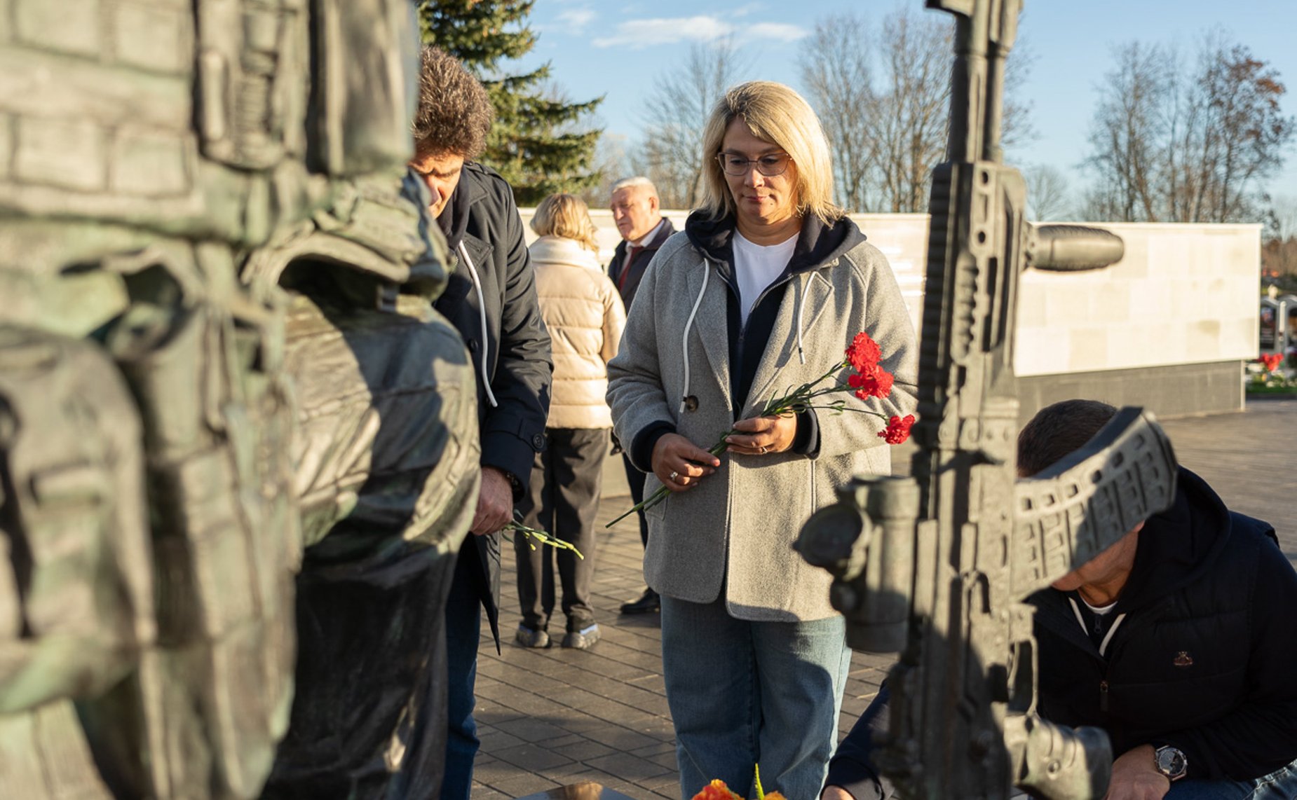 Сенаторы РФ посетили мемориальный комплекс защитникам Отечества и возложили цветы (Псковская область)