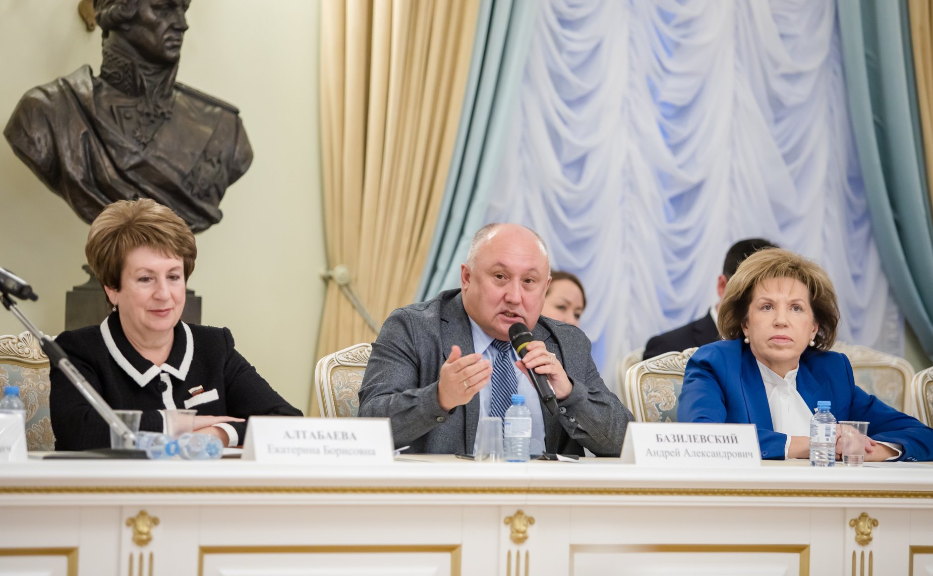 Лилия Гумерова провела совещание на тему «Участие деятелей культуры и искусства в мероприятиях по поддержке участников специальной военной операции»