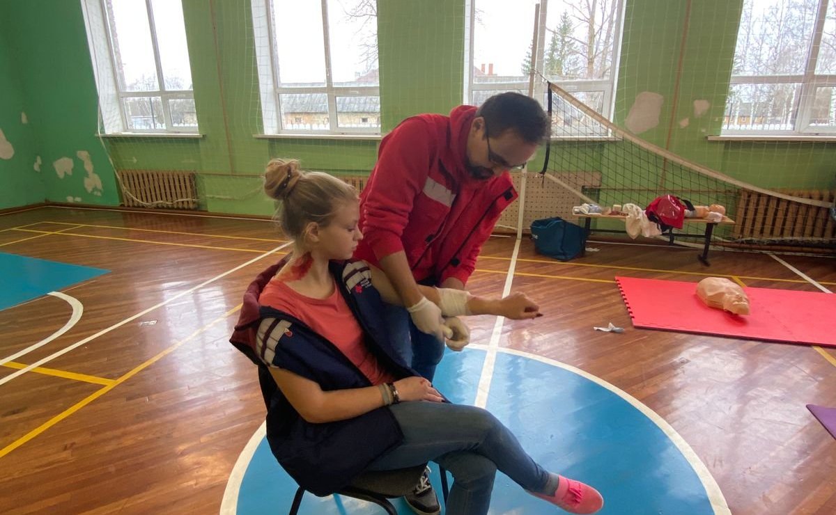 Елена Бибикова рассказала школьникам о необходимости навыков по оказанию первой медицинской помощи