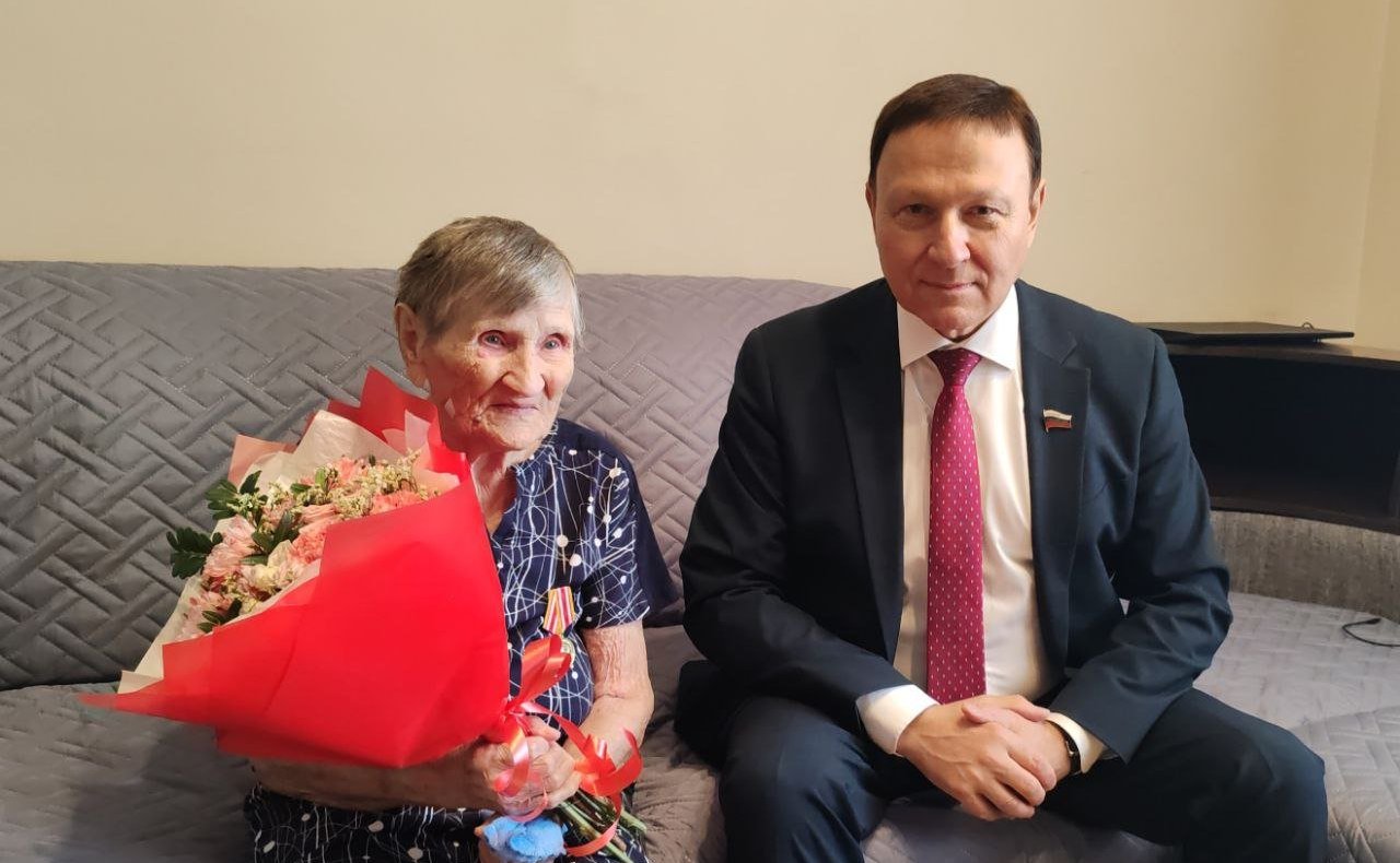 Александр Ролик во Владивостоке посетил на дому и вручил памятные медали «80 лет Победы над Японией» ветеранам, Почётным гражданам Приморского края Геннадию Степанову и Павле Мельниковой