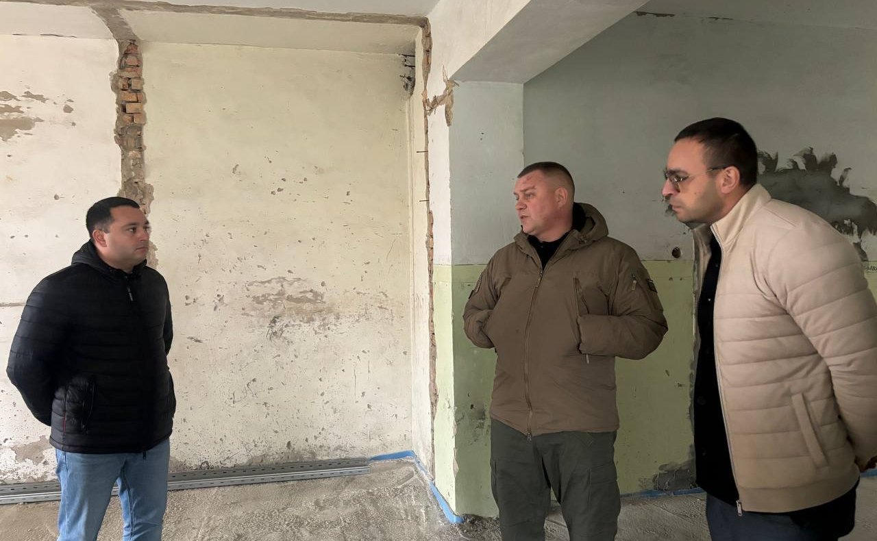 Игорь Кастюкевич вместе с представителями региона – шефа, Рязанской области, посетили центральную больницу Верхнего Рогачика, где сейчас ремонтируют здание поликлиники