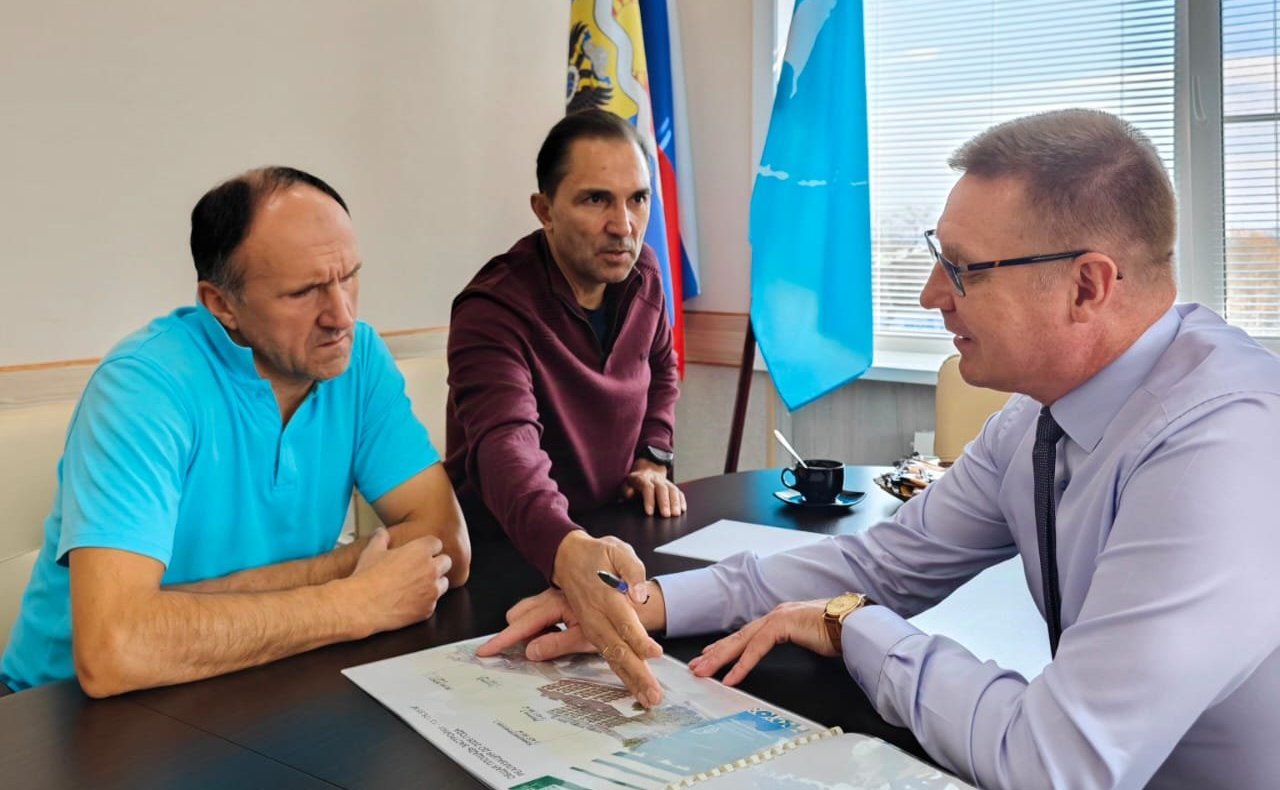 Андрей Хапочкин осмотрел многофункциональный спорткомплекс в городе Макаров и провел ряд встреч