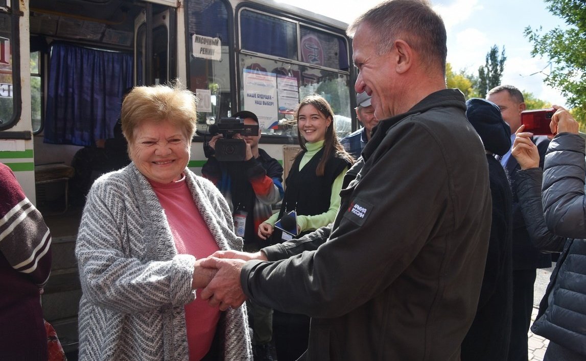 Владимир Кравченко в ходе работы в составе группы международных наблюдателей посетил избирательные участки в Стаханове, Краснодоне и Луганске