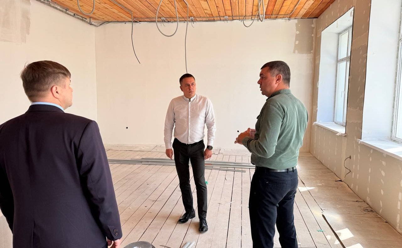 Айрат Гибатдинов проверил ход ремонта школ в Ульяновске