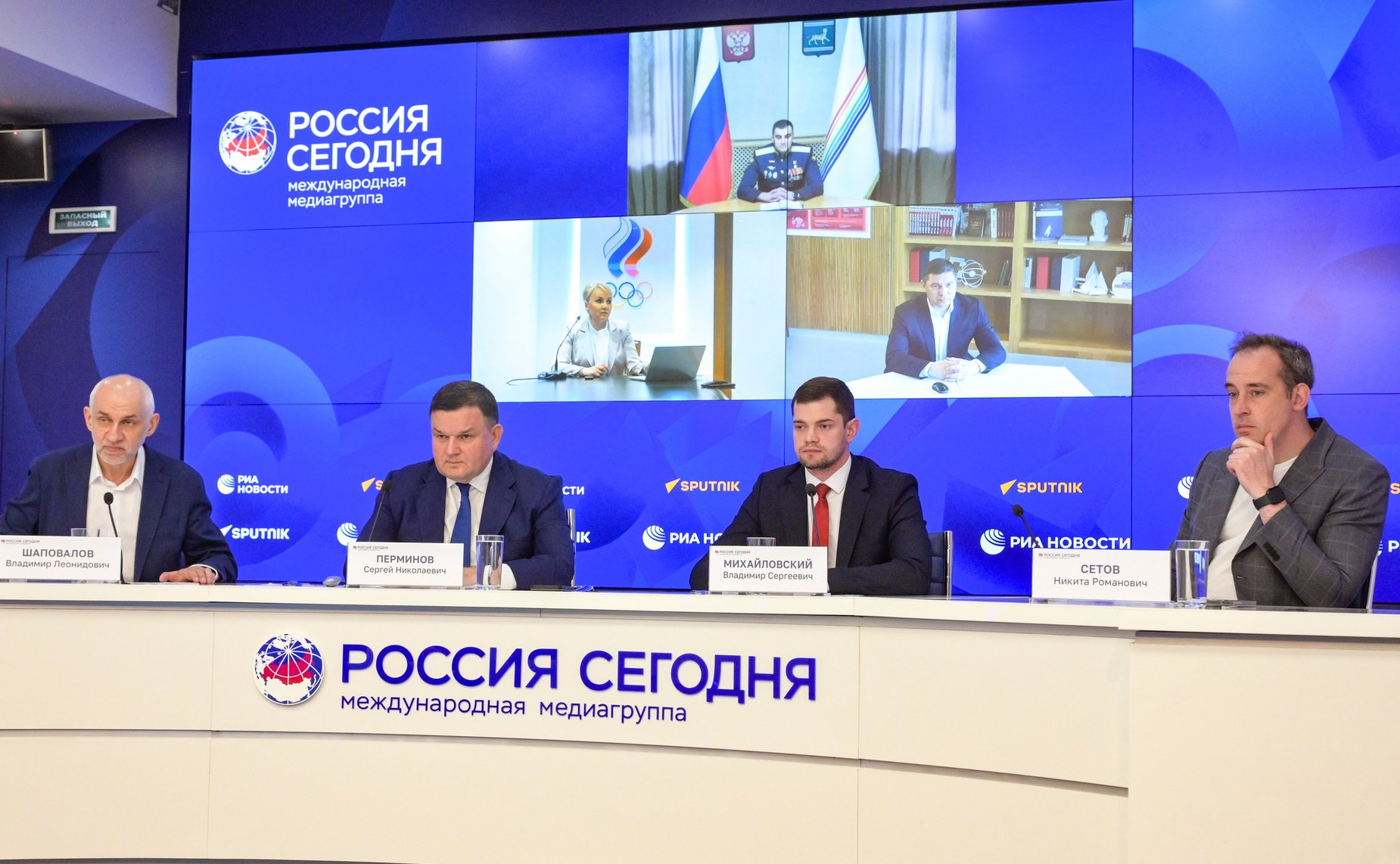 Круглый стол Экспертного института социальных исследований: «Время героев»: как формируется новая команда развития России»