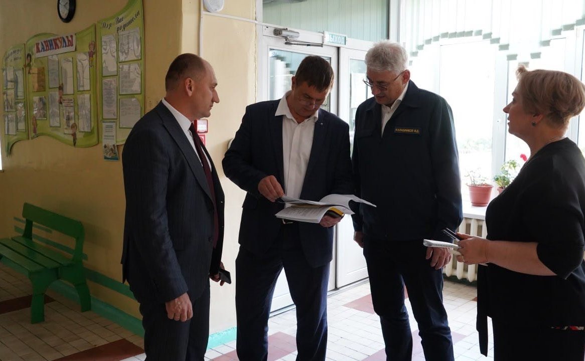Виктор Калашников проинспектировал реализацию проектов капитального ремонта школ и детских садов в Комсомольске-на-Амуре