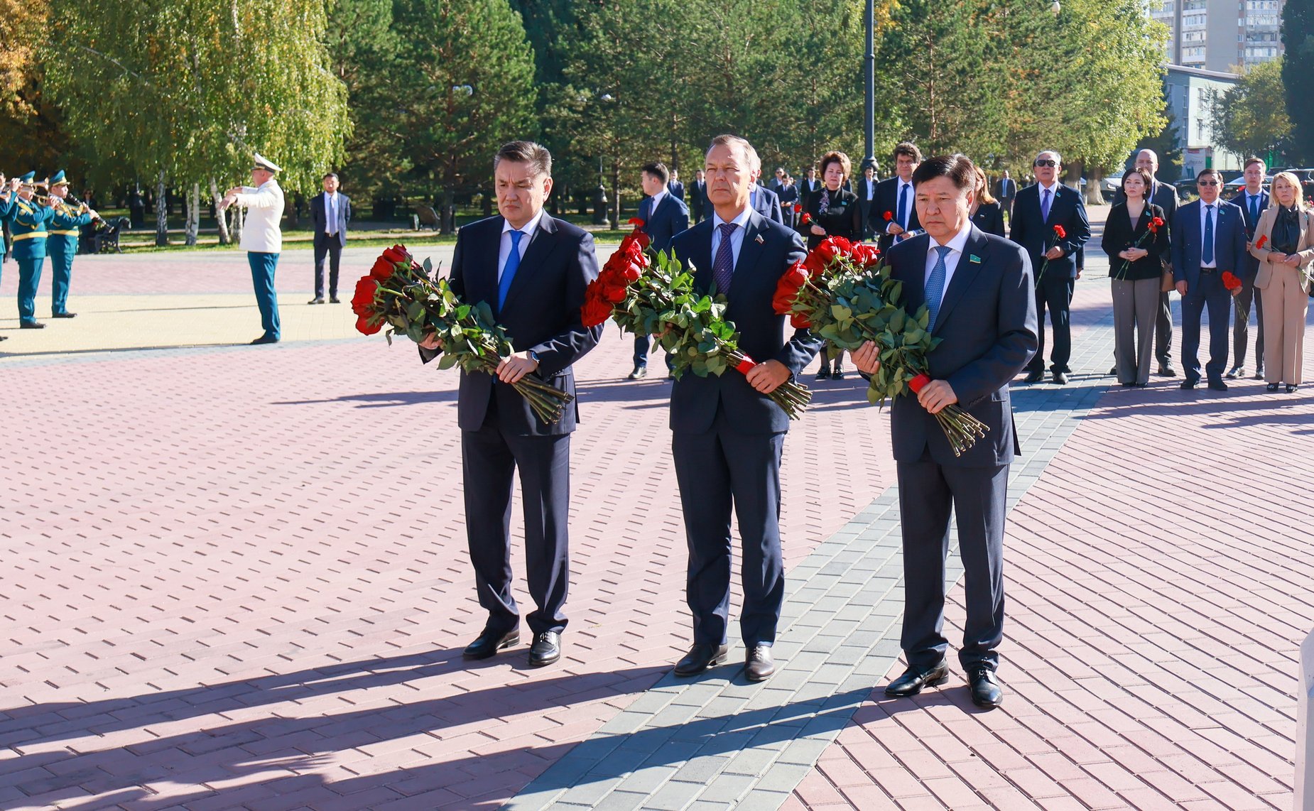 Делегация Совета Федерации приняла участие в возложении цветов к мемориальному комплексу погибших воинов и героев Великой Отечественной войны «Победа»