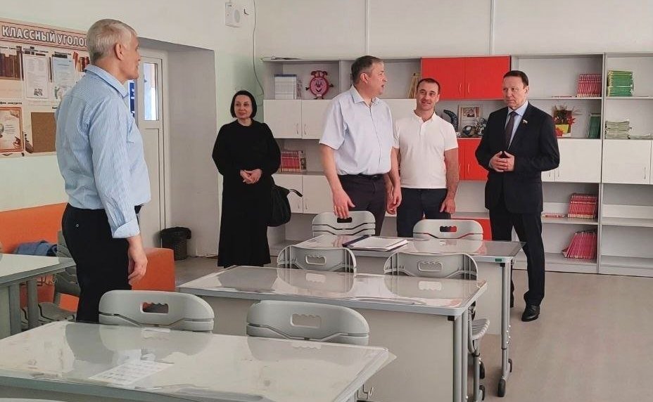 Александр Ролик совершил поездку в Надеждинский район и осмотрел отремонтированное здание школы №4 им. Героя Советского Союза В.Н. Косова в п. Тавричанка