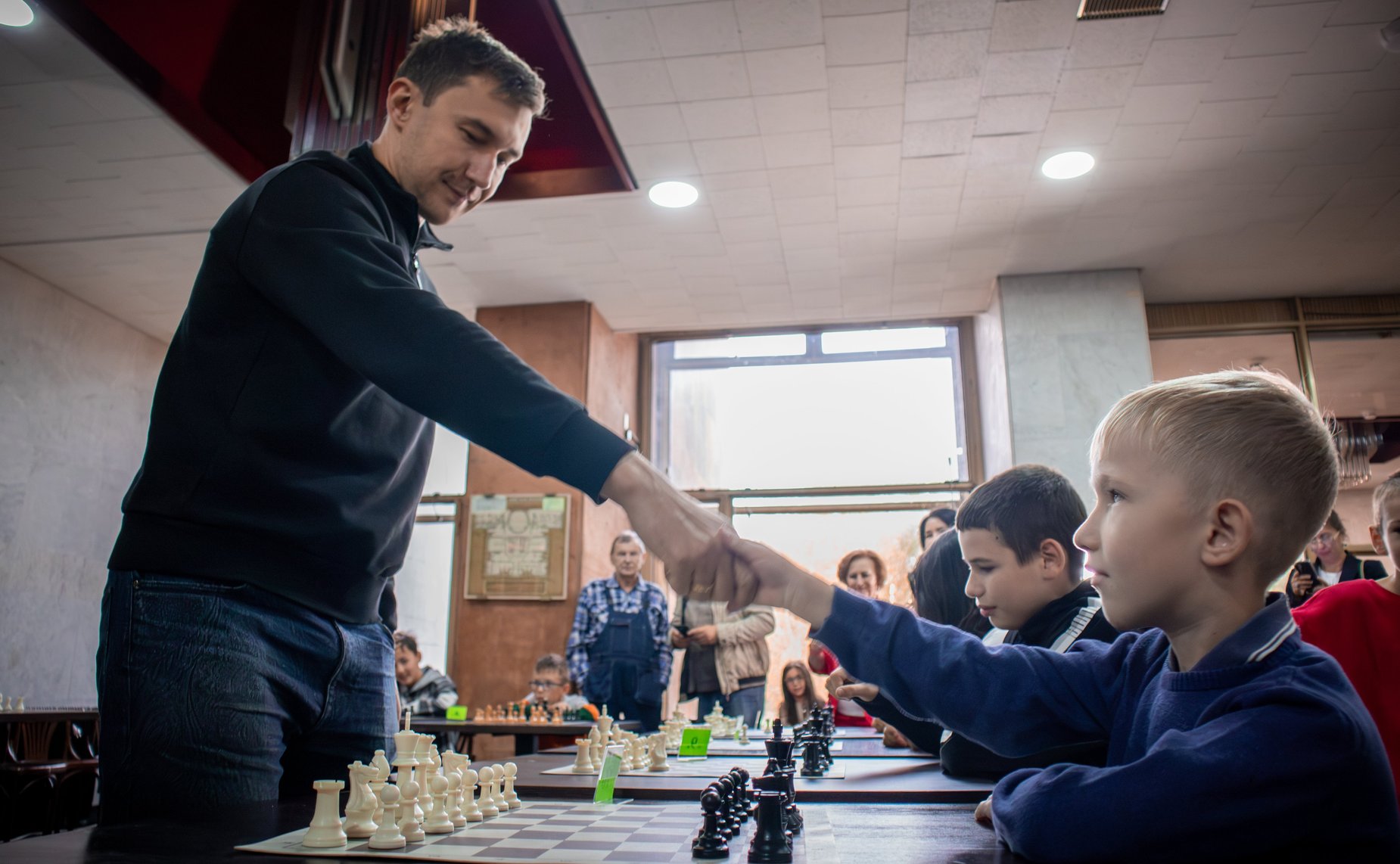 Во время визита в музей-заповедник «Горки Ленинские» Сергей Карякин провел с участниками музейного шахматного клуба сеанс одновременной игры