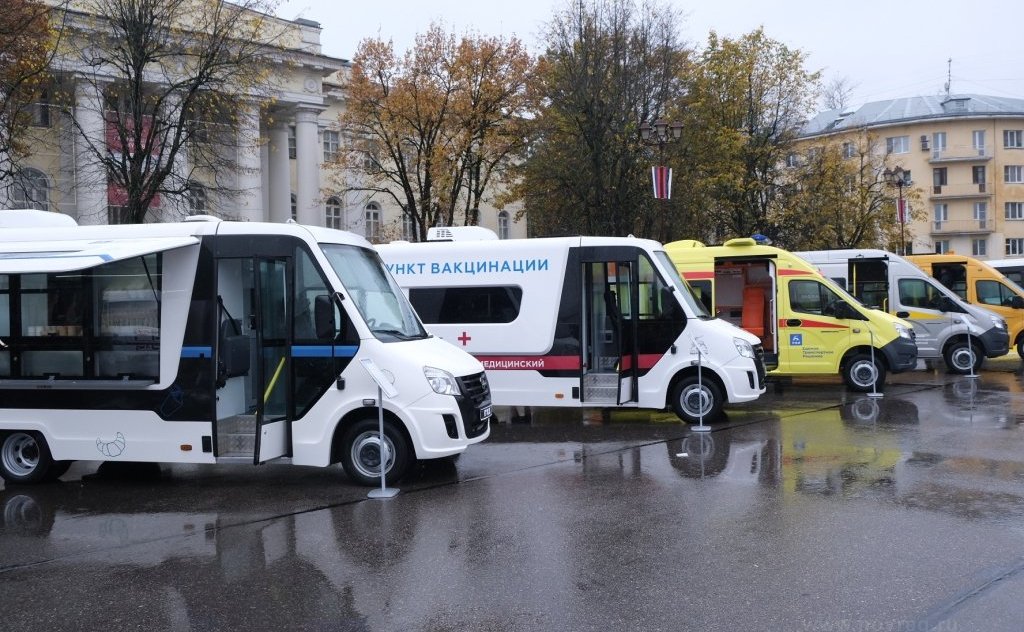 Сенатор Сергей Митин принял участие в выставке специализированой техники Горьковского автомобильного завода в Великом Новгороде