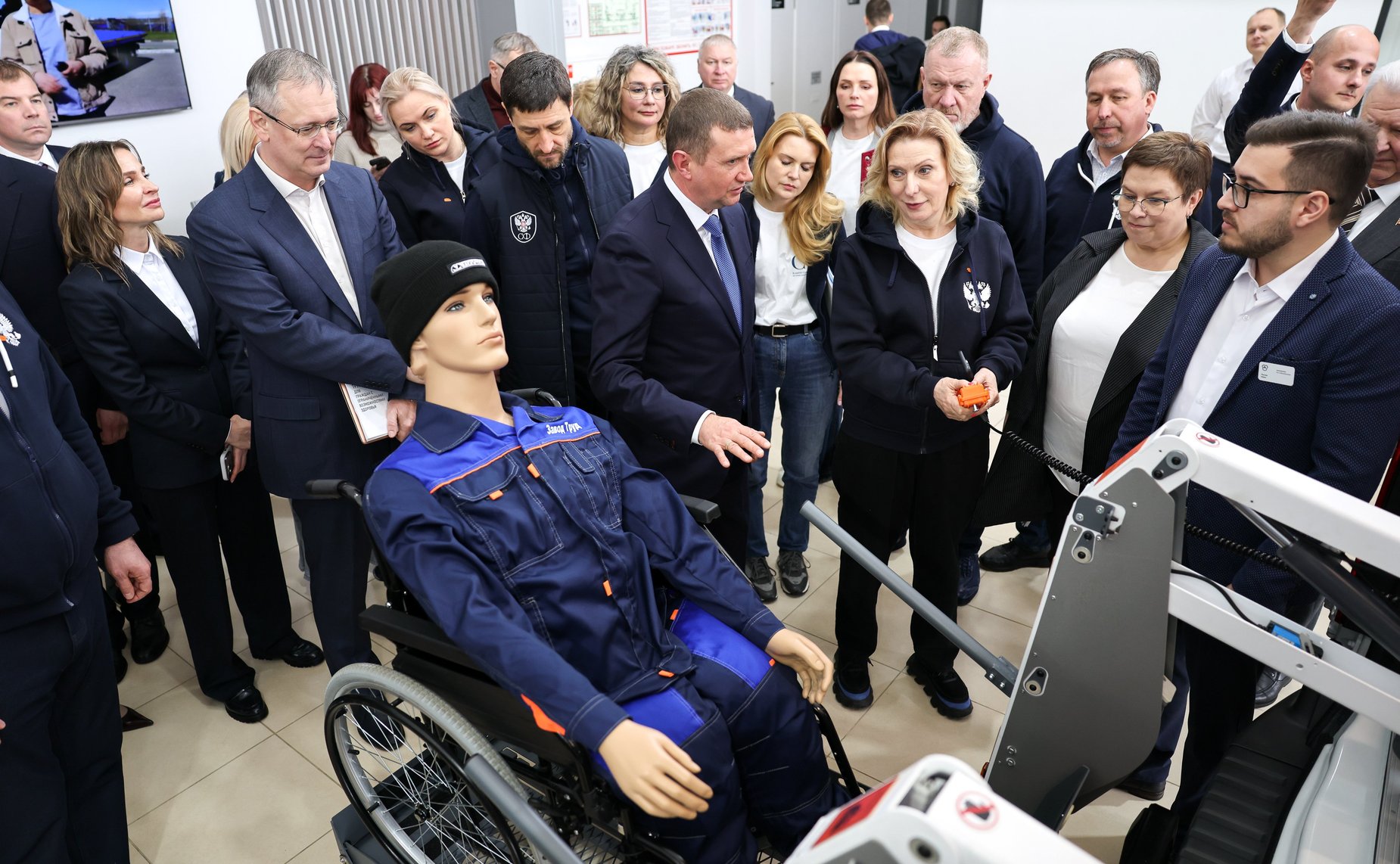 Сенаторы посетили компанию «Луидор» и ознакомились с производимыми на предприятием специальным транспортом социальной инфраструктуры