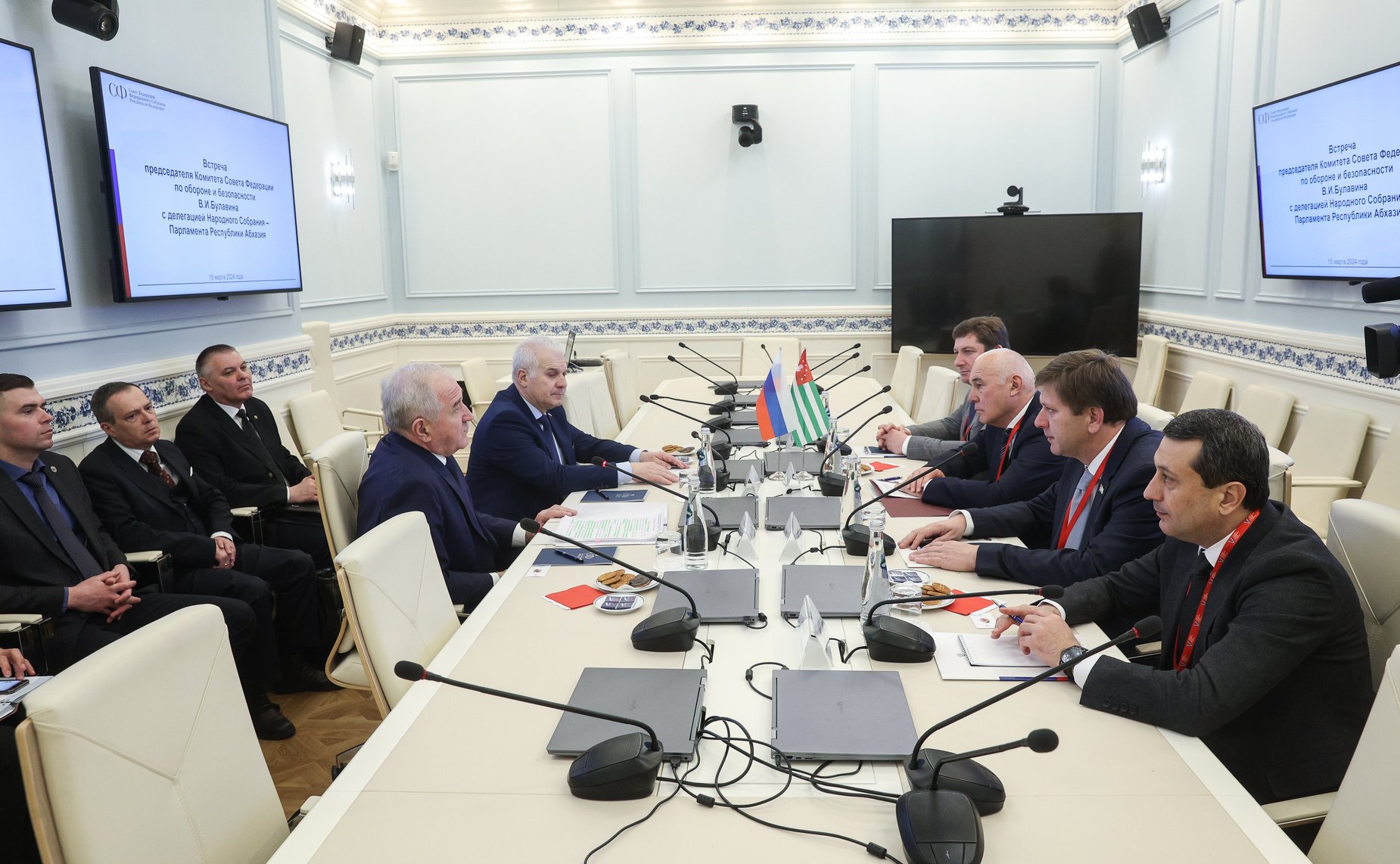 Председатель Комитета СФ по обороне и безопасности Владимир Булавин провёл рабочую встречу с делегацией Парламента Абхазии