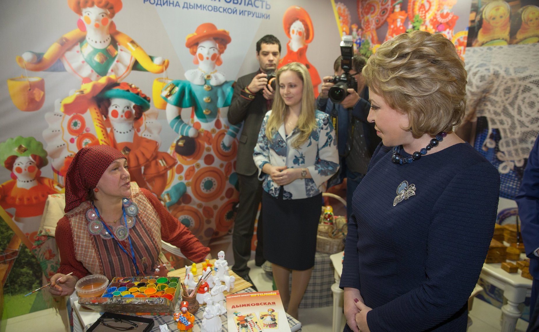 Валентина Матвиенко на открытии выставки достижений Кировской области в Совете Федерации. Март 2017