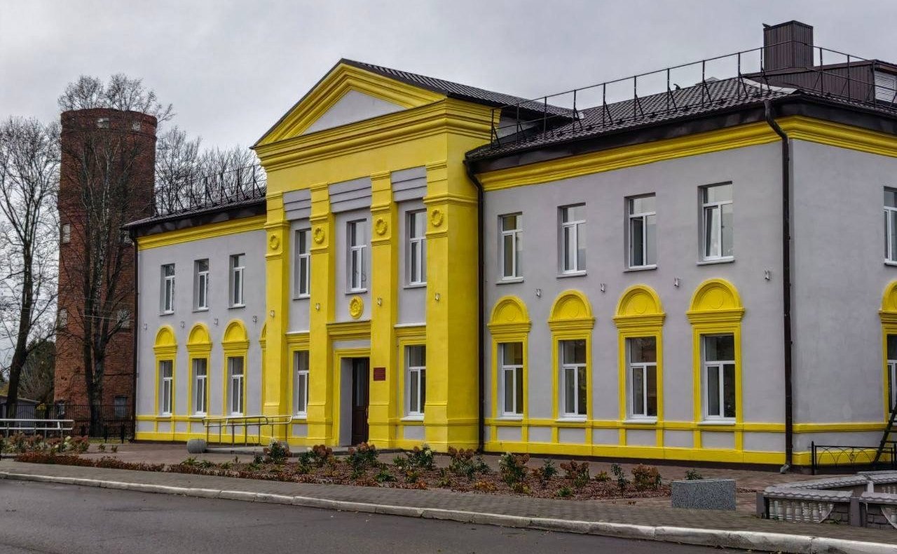 Артем Малащенков в поселке Хиславичи осмотрел Хиславичский районный центр культурно-досуговой работы и народного творчества