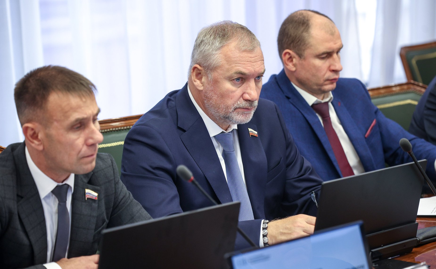 Круглый стол Комитета СФ по обороне и безопасности совместно с Комитетом СФ по социальной политике на тему «О деятельности государственных органов по поиску погибших, пропавших без вести и освобождению попавших в плен участников СВО»