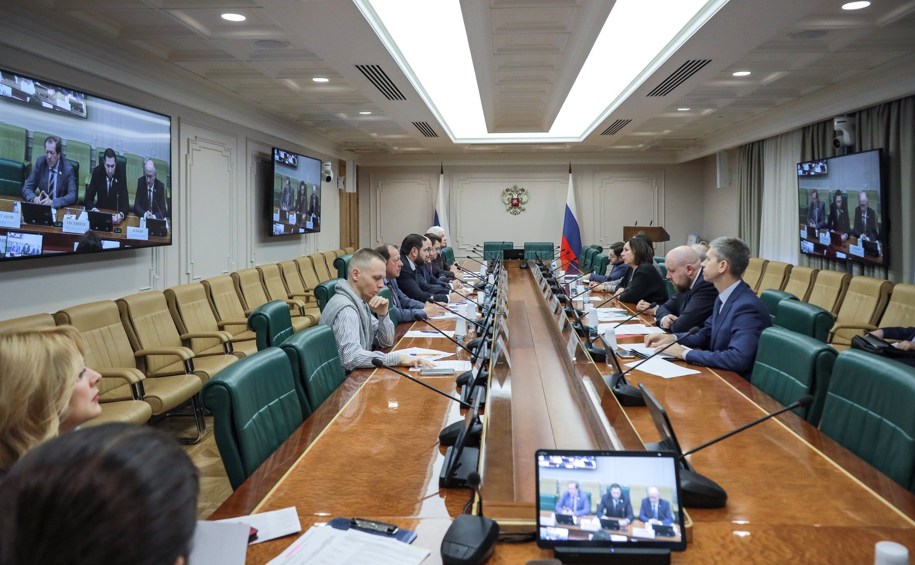 Круглый стол Комитета Совета Федерации по экономической политике совместно с Комитетом Совета Федерации по науке, образованию и культуре на тему «Пути решения проблемы дефицита кадров в промышленности»