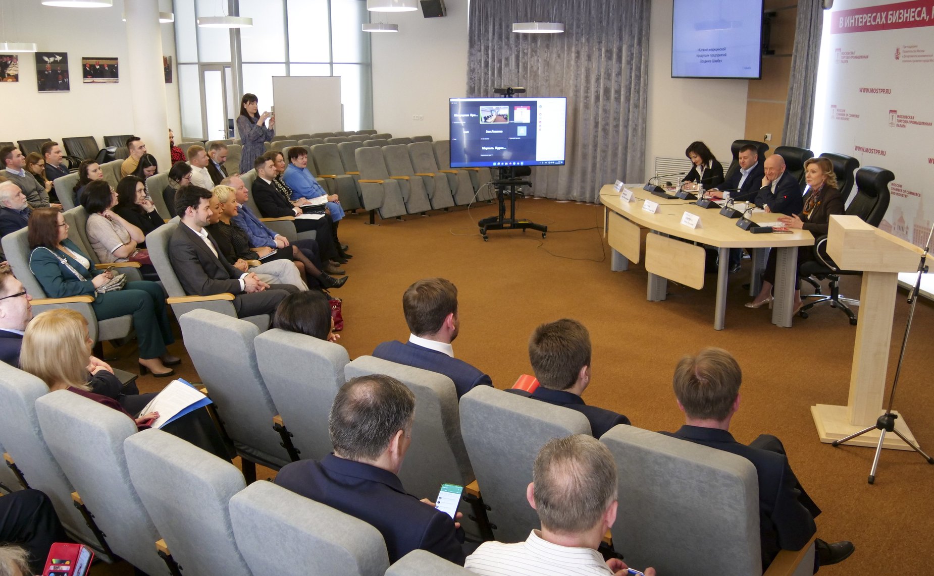 Инна Святенко приняла участие в заседании «круглого стола» на тему «Импортозамещение медицинского оборудования. Коммуникация рынка, заказчик-поставщик»