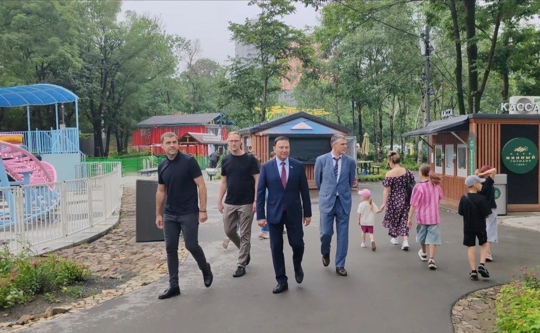 Александр Ролик ознакомился с ходом реконструкции городского парка «Минный городок» и благоустройством парка им. Сергея Лазо во Владивостоке