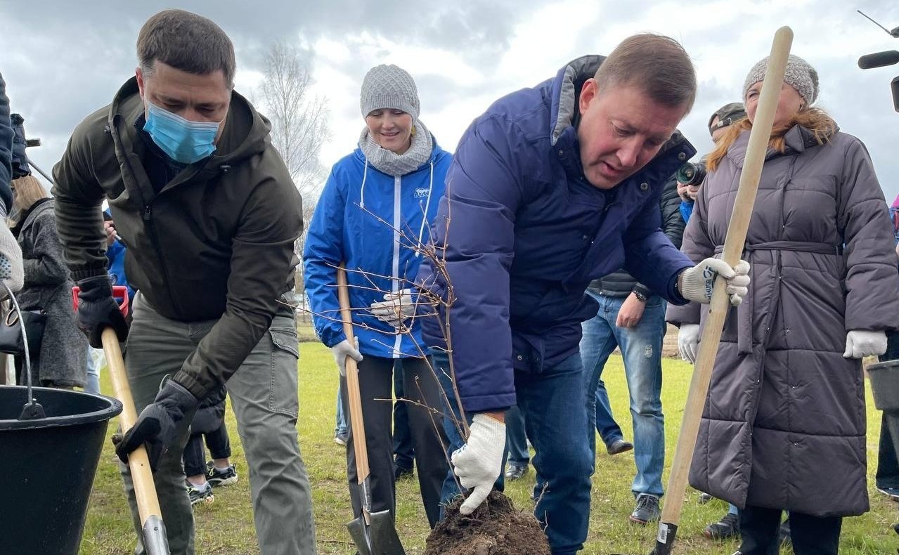 Андрей Турчак в ходе поездки в регион принял участие во всероссийском субботнике
