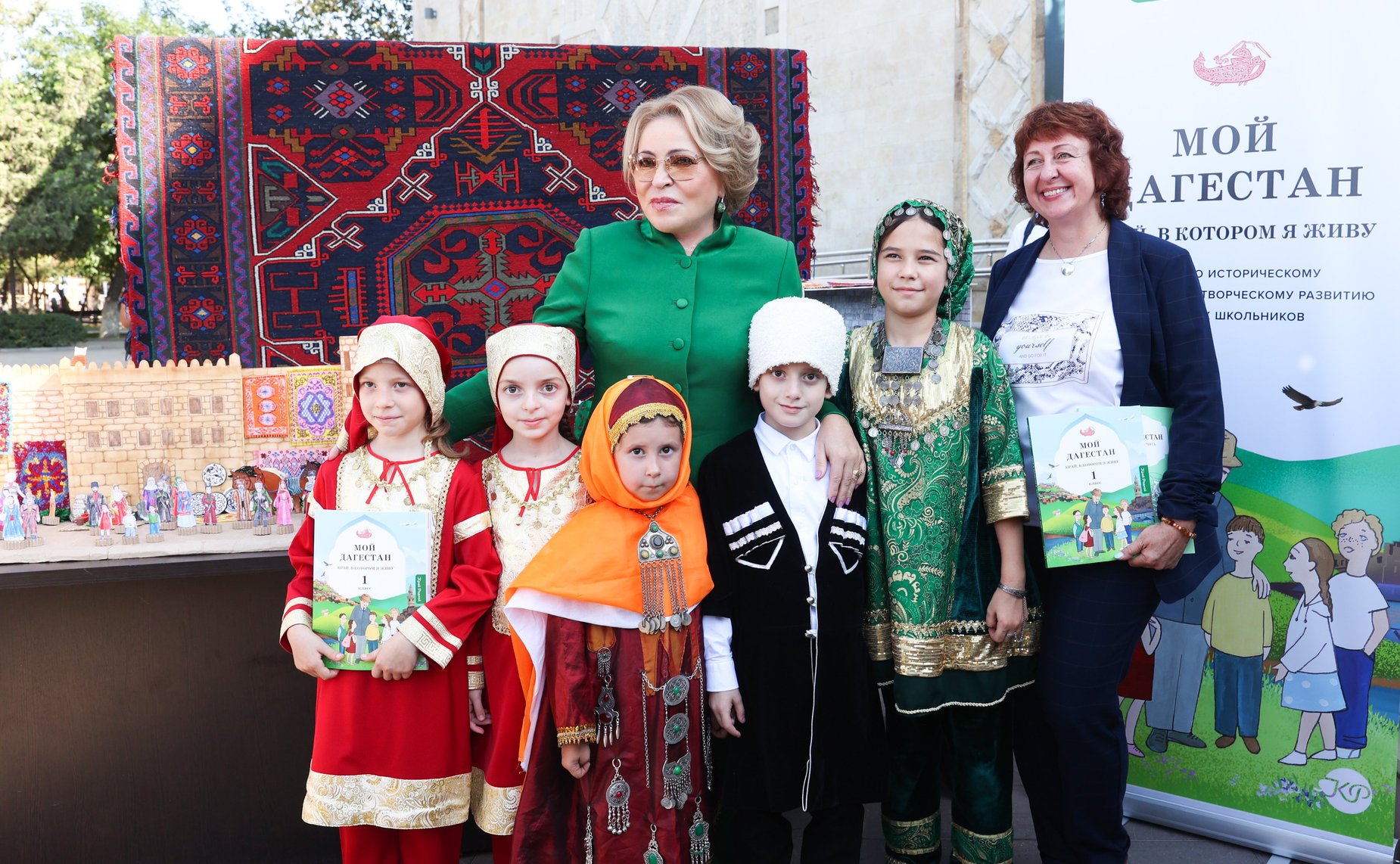 Делегация Совета Федерации во главе с Валентиной Матвиенко осмотрела выставку-ярмарку народных промыслов