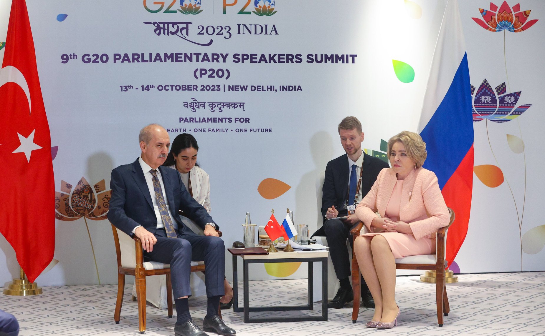 Председатель Совета Федерации Валентина Матвиенко «на полях» девятого Саммита спикеров парламентов стран «Группы двадцати» в Нью-Дели встретилась с Председателем Великого национального собрания Турции Нуманом Куртулмушем