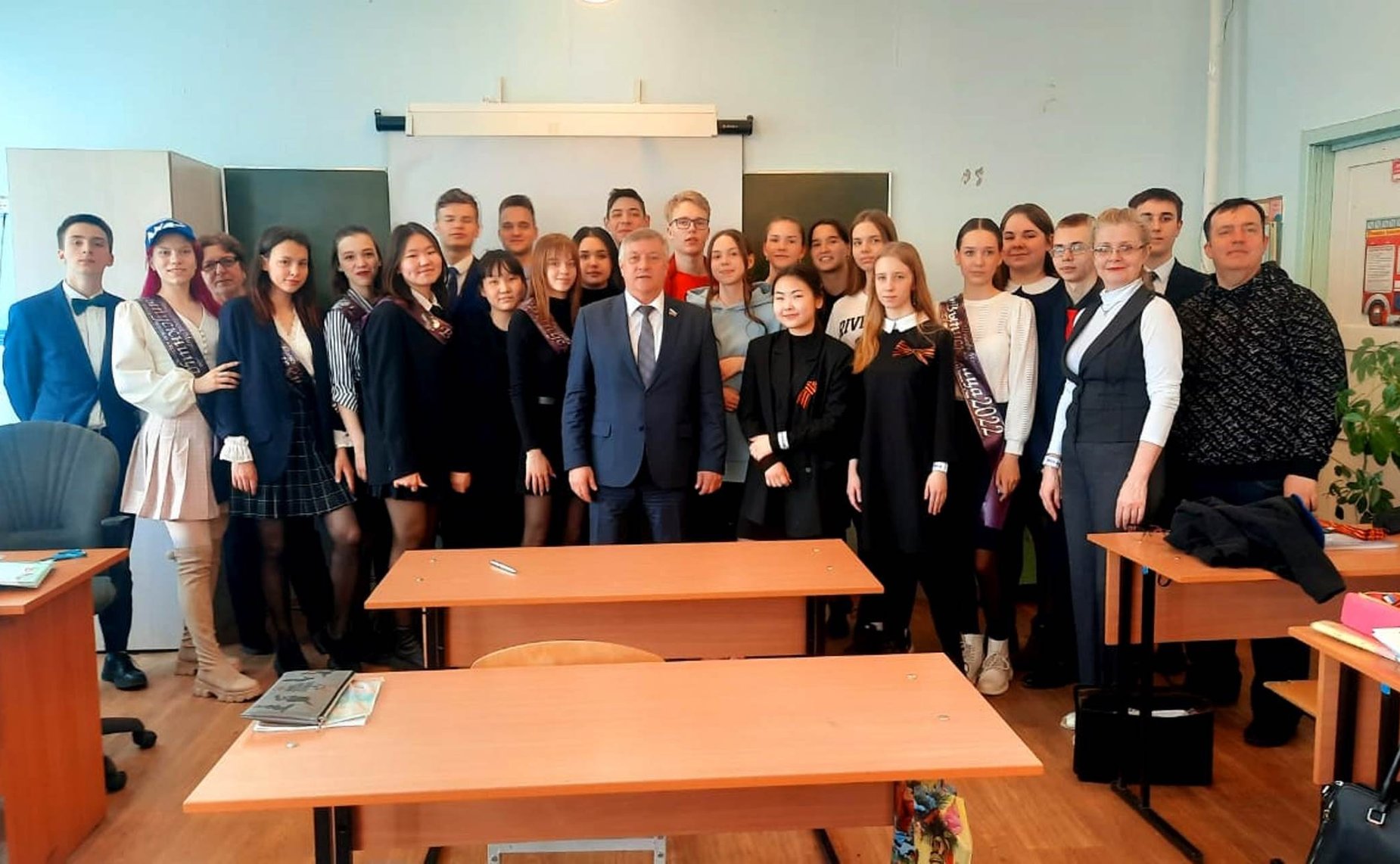 Сергей Михайлов в рамках парламентского контроля проверил ход капитального ремонта в школе № 27 в Чите