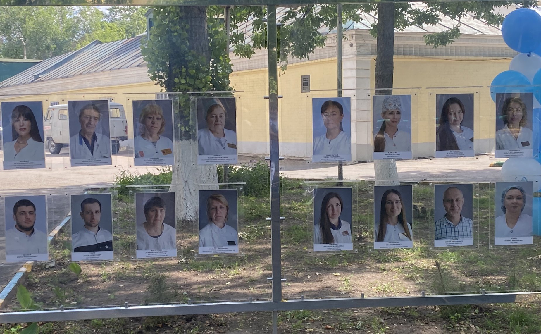 Олег Алексеев в ходе рабочей поездки в регион поздравил медицинских работников города Саратова с профессиональным праздником