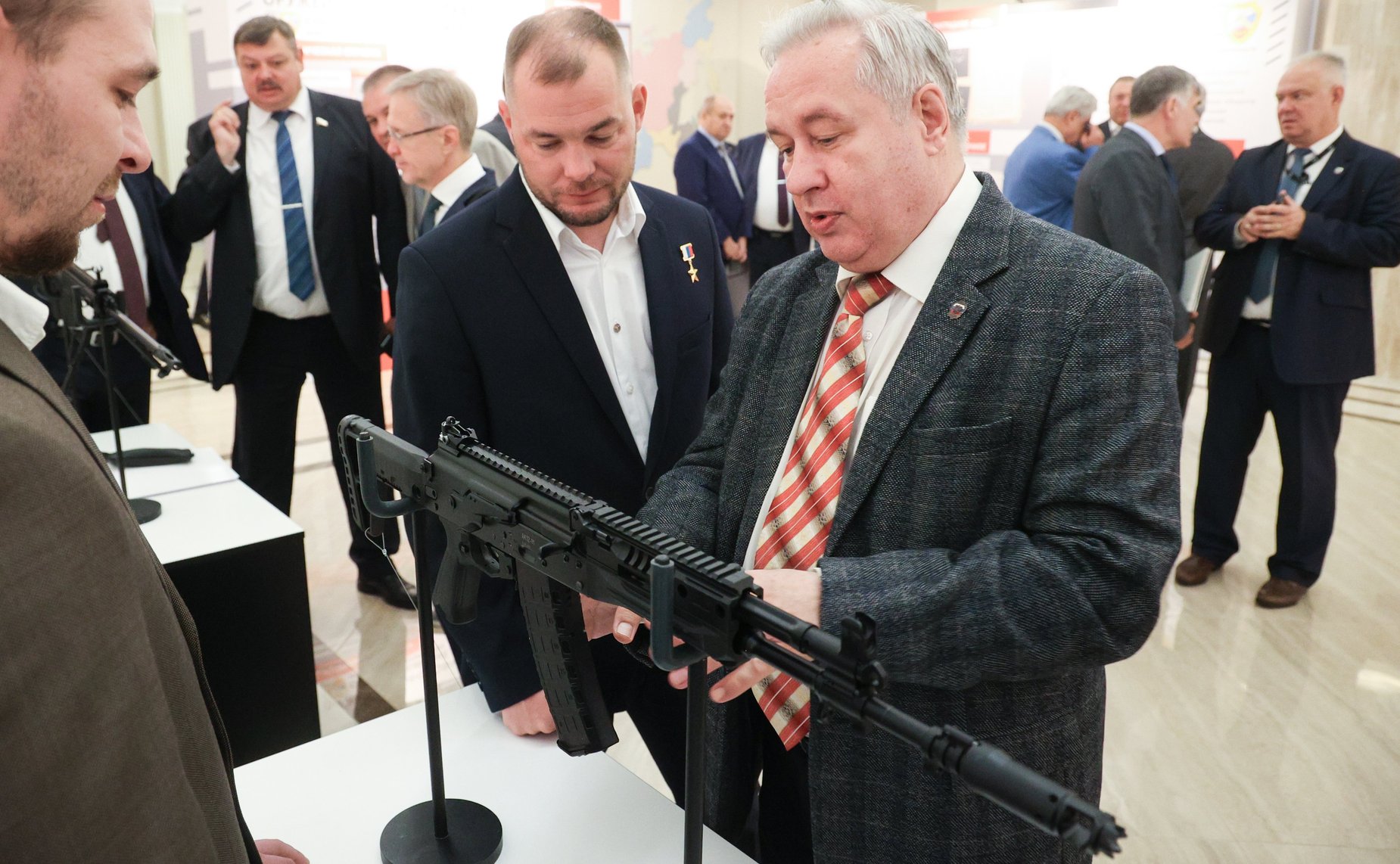 Участие членов Комитета СФ по обороне и безопасности в открытии выставки «Стрелковое оружие России»