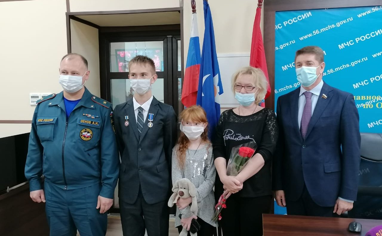 Андрей Шевченко вручил оренбургскому школьнику памятную медаль Совета Федерации «За проявленное мужество»